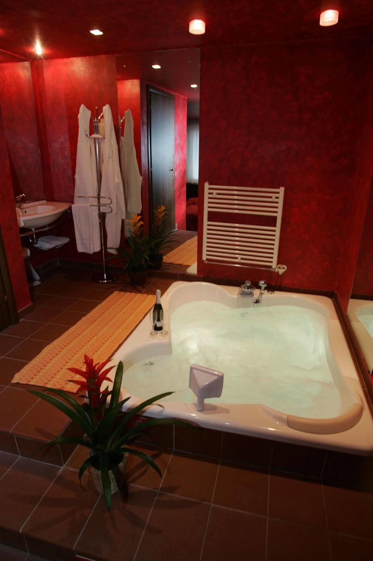 Ranch Hotel *